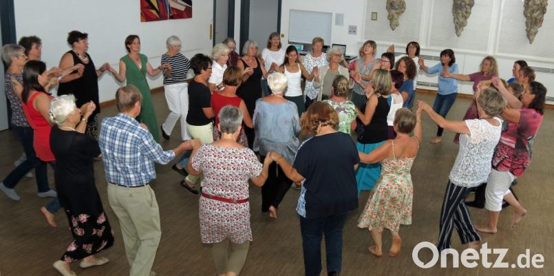 Zum 4. Kreistanzfest trafen sich 40 Teilnehmer und versprühten Lebensfreude beim Tanzen um einen Mittelpunkt, hier sogar im Doppelkreis. Bild: Dobmeier Bild: Dobmeier