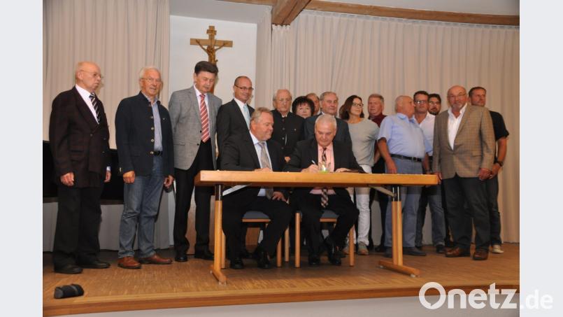 Nach den Bürgermeistern Richard Hermann (Purbach) und Günter Kopp (Kulmain, sitzend von links) tragen sich bei Ehrenabend zum 30. JUbiläum der Gemeindepartnerschaft auch die weiteren Offiziellen und Bürger ins Goldene Buch ein. Bild: ak
