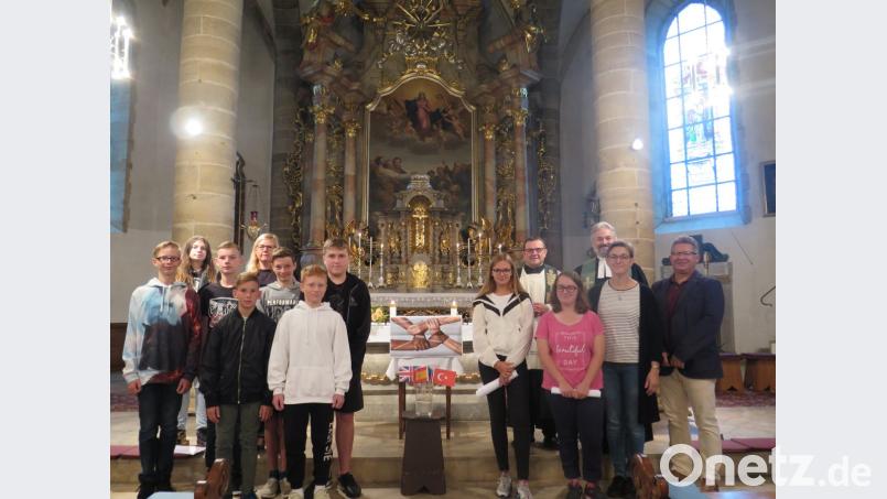Realschuldirektor German Helgert (rechts) dankte den Schülern, Lehrerinnen sowie den Pfarrern Dirk Grafe und Konrad Amschl (hinten von rechts) für die würdige Gestaltung des Schulanfangsgottesdienstes. Bild: jzk