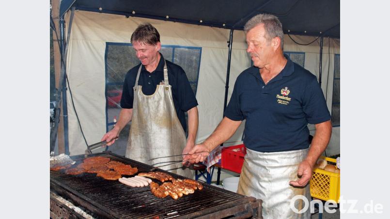 Am Grill wird mit Hochdruck gegen den Hunger der Gäste gearbeitet Bild: sön