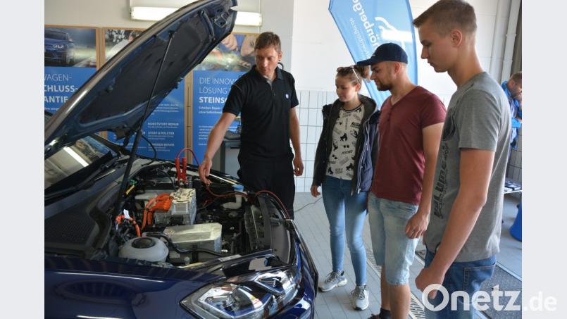 Matthias Wiendl (links, Diagnoseleiter Technik) zeigte den Jugendlichen, wie ein sauberes E-Auto auszusehen hat. Der Blick in den Motorraum ließ erstaunen. Bild: jr