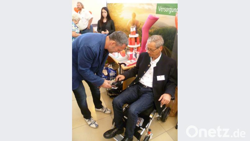 Maxi-Komfort im Mini-Format testet Dr. Roland Brey, der Leiter des Gesundheitsamts, in diesem kleinsten faltbaren Elektromobil. Bild: Hubert Uschald