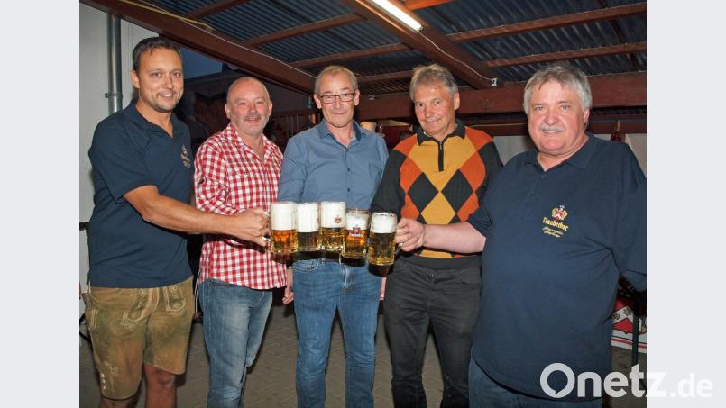 Auf eine zünftige Kirwa stoßen SV-Vorsitzender Timmy Grunewald, 3. Bürgermeister Gerhard Schnabel, Bürgermeister Erwin Geitner, 2. Bürgermeister Josef Weinfurtner und Kirwa-Chef und Schützenmeister Josef Spies (von links) an. Bild: sön