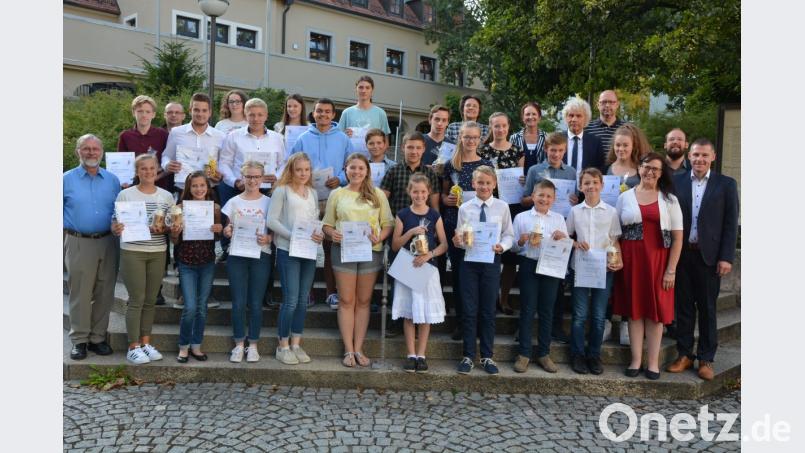 Groß die Freude bei 29 Musikschülern, die heuer die D1 und D2-Leistungsprüfung bestanden und jetzt dafür am Landratsamt Tirschenreuth ausgezeichnet wurde. Landrat Wolfgang Lippert (dritte Reihe von unten rechts) gratulierte zu diesem Erfolg, ebenso wie Musikschulleiter Tobias Böhm (rechts) und Dr. Xaver Strasser (links) vom Förderverein „MUT“. Mit im Bild die erfolgreichen Schüler und ihrer Lehrer. Bild: jr