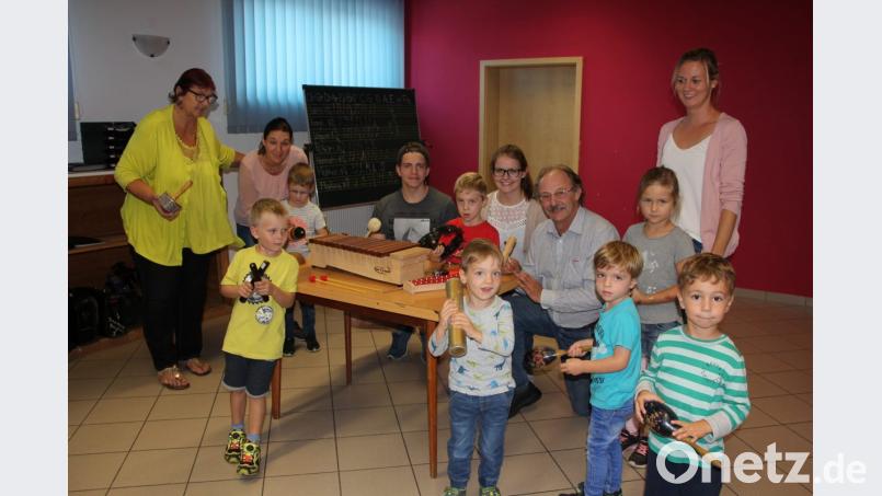 Mit der Musik und dem Rhythmus vertraut machen konnten sich die Kinder in der ersten Stunde der musikalischen Früherziehung im Probenraum der Stiftländer Jugend- und Blaskapelle. Bild: kro