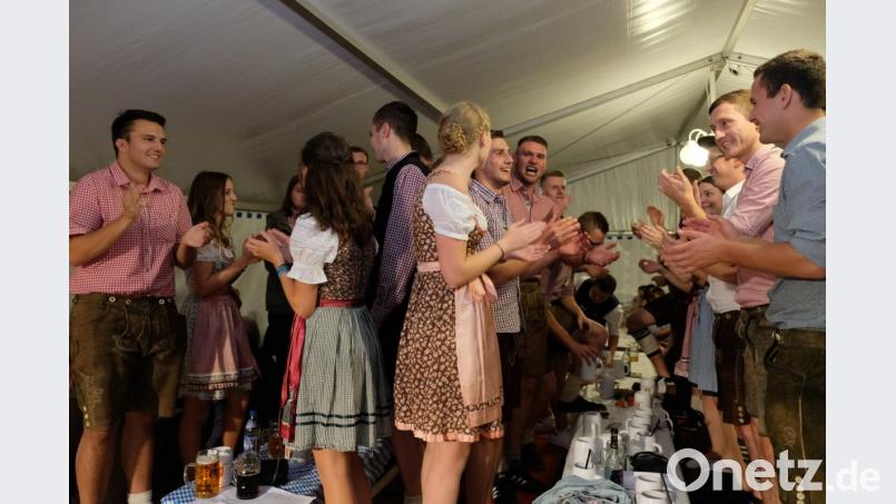Oh Kirwa lou ned nou heißt es stimmungsvoll vor und auf den Bänken und Biertischen. Bild: do