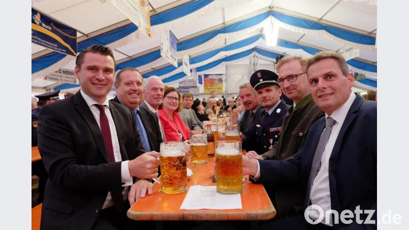 Die Ehrengäste ließen sich ein kühles Helles und eine Brotzeit schmecken. Von links Landrat Thomas Ebeling ,CSU-Landtagskandidat Manfred Wendl, stellvertretender. Landrat Arnold Kimmerl, Zweite Bürgermeisterin der Gemeinde Niedermurach, Rita Salomon, sowie vorne von rechts Bürgermeister Norbert Eckl und MdL Alexander Flierl. Bild: tkr