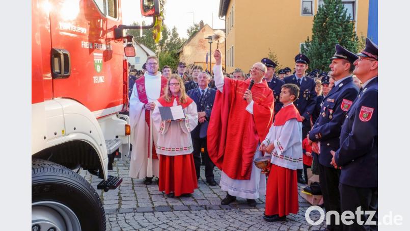 Zusammen mit Pfarrer Michael Saller segnete Pfarrer Herbert Rösl das neue HLF 20. Bild: tkr