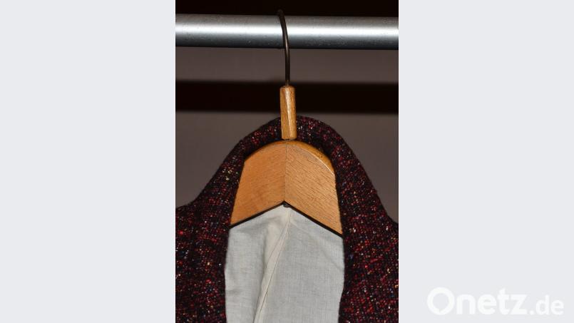 In manchem Haushalt lassen sich noch hölzerne Kleiderbügel finden, die als Kragenschutz eine so genannte "Olive" tragen. Bild: fjo