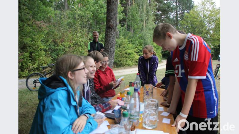 Wie weit kann ich einen Teebeutel werfen? Wie lange kann ich einen Maßkrug mit ausgestrecktem Arm halten? Das waren Fragen, die die Kinder und Jugendlichen beim Spiel "Selbsteinschätzung" zu beantworten hatten und die für viele zum Rätsel wurden. Bild: ads