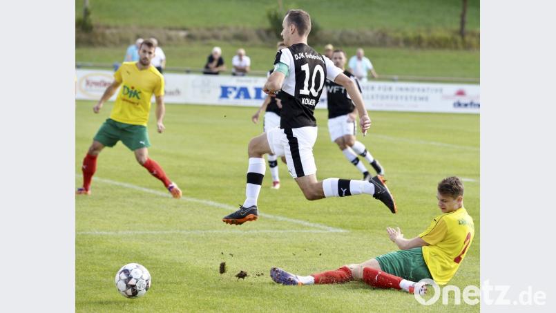 Der Bamberger Rechtsverteidiger Pascal Niersberger (rechts) grätscht gegen den hochspringenden Gebenbacher Torschützen und Kapitän Timo Kohler (Mitte). Bild: Ziegler