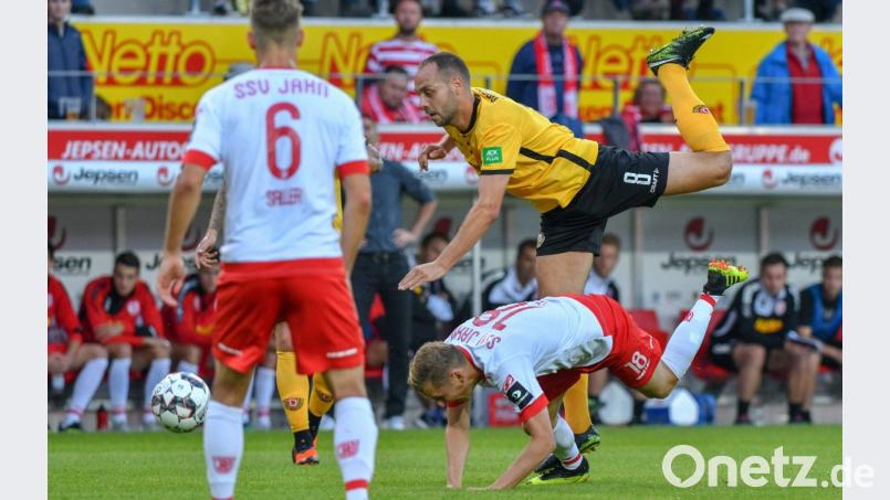 Rico Benatelli (oben) und seine Dresdener Jungs überflügelten nicht nur in dieser Szene den SSV Jahn (im Bild Marc Lais). Die Sachsen entführten am Freitag drei Zähler aus der Oberpfalz. Bild: agentur_dpa