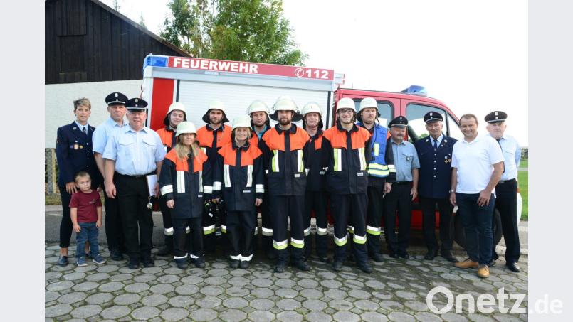 Zur bravourös absolvierten Leistungsprüfung gratulieren der Löschgruppe Vorsitzende Evi Lanzl, Kreisbrandmeister Christian Demleitner, Schiedsdrichter Dieter Malzer (von links) und Ehrenkommandant Franz Kindl, Bürgermeister Anton Kappl, EhrenvorsitzenderJohann Stiegler und Schiedsrichter Günter Sommer (von rechts). Bild: bey