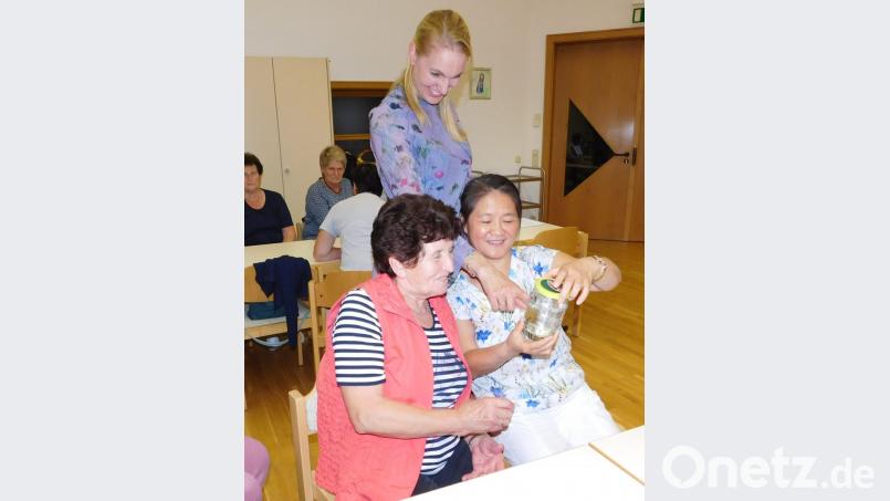 In einem Glas lässt Heike Roth als lebendiges Anschauungsmaterial den Hirudo verbana herumgehen, der neben dem Hirudo medicinalis und Hirudo orientalis zur Heilungstherapie eingesetzt wird. Bild: hai