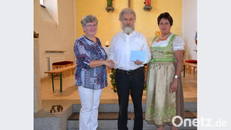 Die beiden Vorsitzenden Angela Striegl (links) und Elisabeth Kraus (rechts) vom Frauenbund Moosbach übergeben Pater Ferdinand 2500 Euro für seine Arbeit im Kongo. Bild: gi