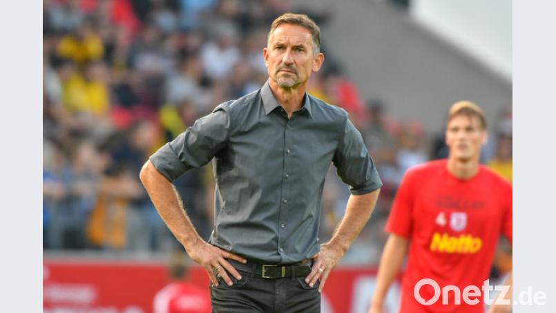 Trainer Achim Beierlorzer wirkt nach den überraschend vielen Fehlern seiner Mannschaft doch etwas konsterniert. Bild: Armin Weigel/dpa