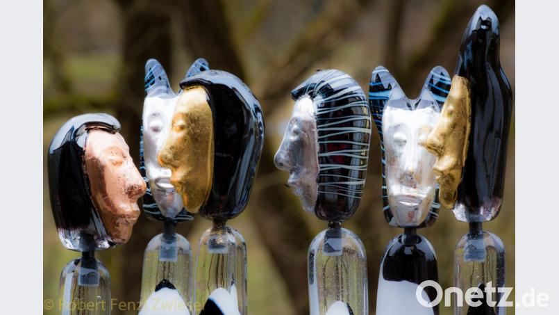 Mitglieder des Kunstvereins Glasheimat Bayern und befreundete Kollegen zeigen Glasobjekte und Installationen unter dem Titel „Fenstersturz und Spiegelsaal – Glas zur Zeitenwende“. Bild: Robert Fenzl