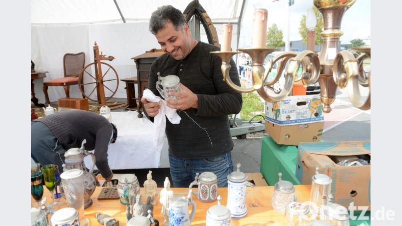 Die ersten Verkäufer des Nachtflohmarkts nutzen die letzten Sonnenstrahlen, um ihre Ware auf Hochglanz zu bringen. Bild: Gabi Schönberger