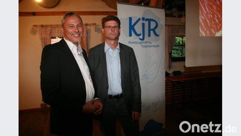 Zum Thema „Datenschutz“ in Vereinen referierte Rechtsanwalt Thomas Engelhardt (rechts). Begrüßt wurde das Gast aus Mittelfranken vom Vorsitzenden des Kreisjugendrings, Jürgen Preisinger (links). Bild: wro