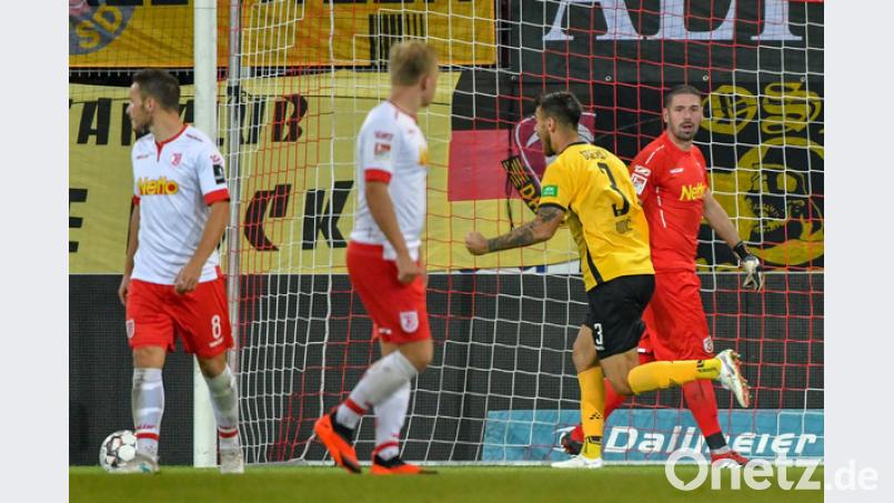 Schicht im Regensburger Schacht: Dario Dumic (2.v.l) jubelt nach seinem Treffer zum 0:2 gegen Regensburg. Bild: Armin Weigel/dpa