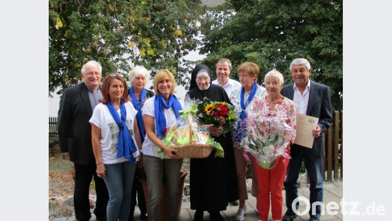 Das Führungsteam des Katholischen Frauenbund Vilshofen gratuliert Schwester Isidoris zu ihrem 85. Geburtstag mit einem Präsent. Glückwünsche übermitteln auch Pfarrer Gottfried Schubach (links) und Pfarrer Werner Sulzer. Für die Marktgemeinde Rieden gratuliert Alt-Bürgermeister Gotthard Färber (rechts). Bild: exb