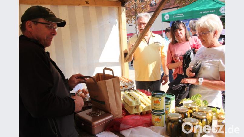 Auf dem Bauernmarkt gibt es viele heimische Produkte zu kaufen. Bild: kro
