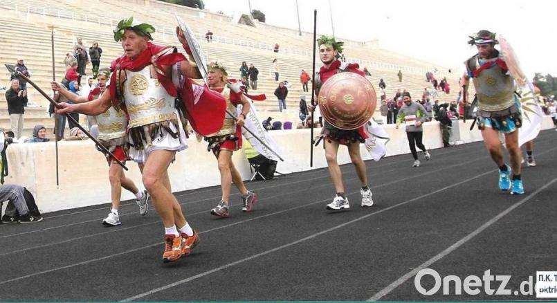 Der 80-jährige Aristoteles Kakogeorgiou aus Thessaloniki (vorne links) kommt bereits zum fünften Mal nach Etsdorf, um beim Tempel-Marathon mitzumachen. Bild: exb
