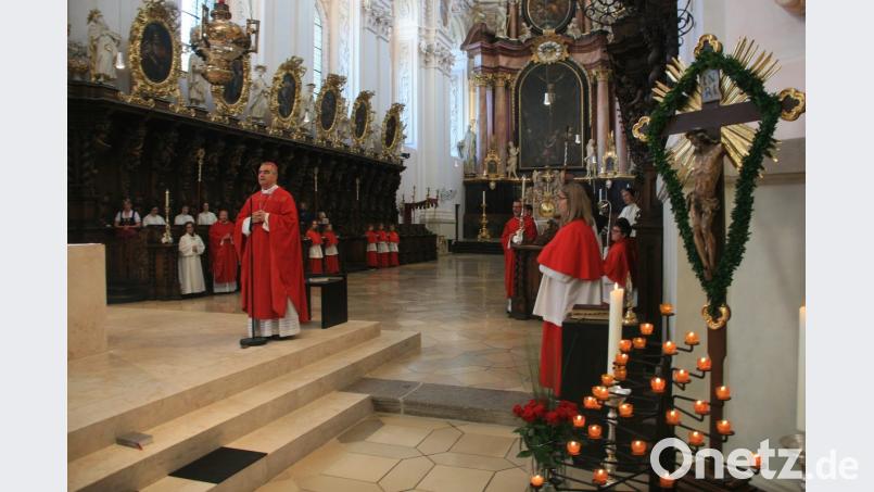 Im Mittelpunkt des Gottesdienstes stand das geschmückte Bild des &quot;Geschändeten Heilands&quot; aus der ehemaligen Wieskirche. Bild: wro
