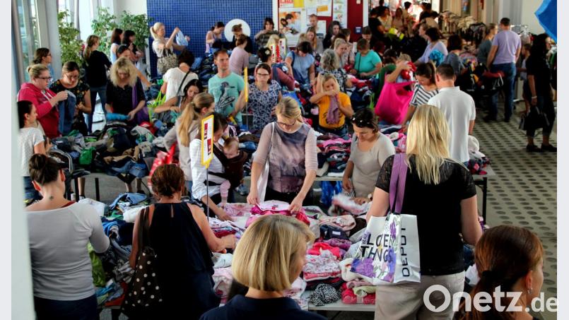 Es herrscht großer Andrang beim Basar in der Josef-Faltenbacher-Schule. Bild: zer