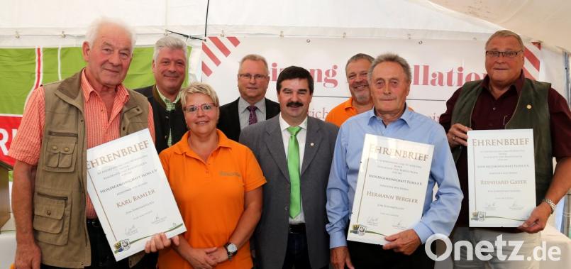 Mit Reinhard Gayer (rechts) hat der Verein einen Neuen Ehrenvorsitzenden. Herrmann Bergler (2.v.r.) und Karl Bamler (links) wurden zu Ehrenmitglieder ernannt. Bild: mef