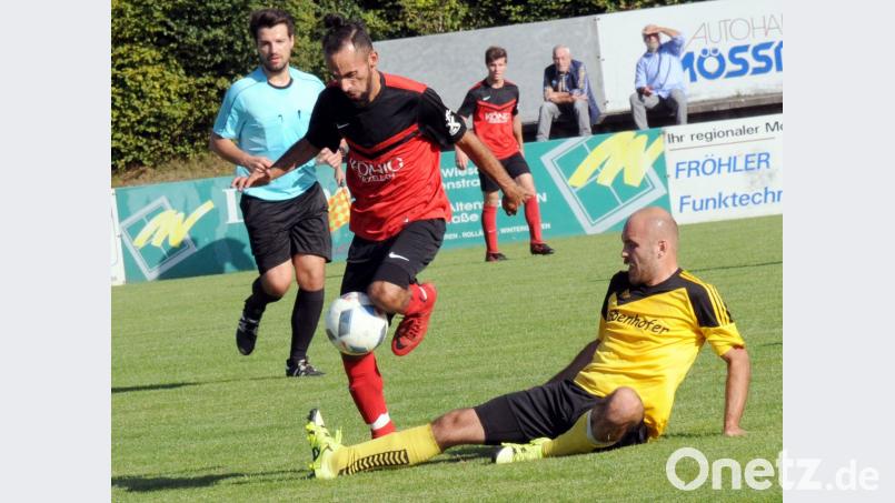 Der SV Poppenreuth bezwang den TSV Thiersheim mit 2:1. Hier versucht Karel Plachy (rechts), den Thiersheimer Martin Olah vom Ball zu trennen. Bild: heh