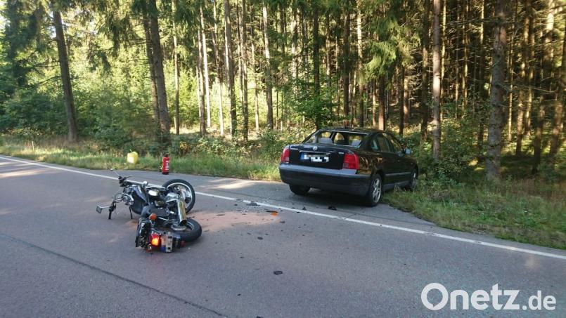 Der Fahrer des Motorrads rammte das Auto auf der Fahrerseite und wurde über den Pkw geschleudert. Der 75-Jährige war sofort tot. Bild: Hösamer