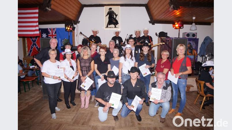 17 Gruppen begrüßte Silke Kampe (Mitte, Sechste von links) zur Jubiläumsparty im Stullner Gasthaus Bodensteiner. Bild: nib