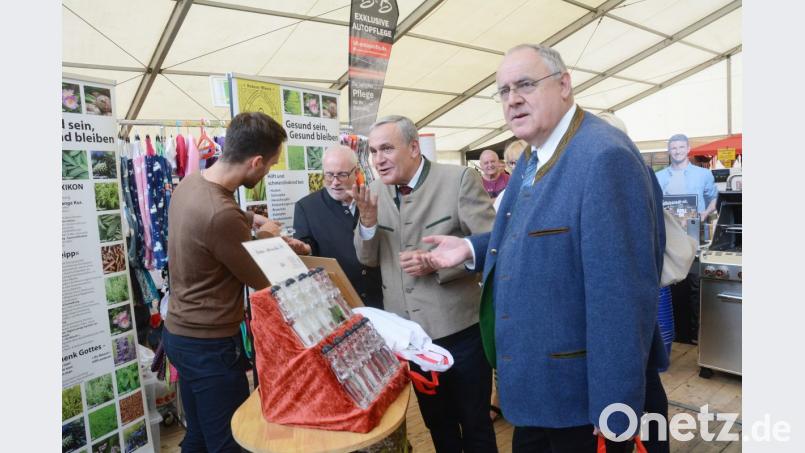 Der eine riecht und reibt, der andere trinkt&#039;s, das Allheilmittel aus Kräutern. Bild: Gabi Schönberger