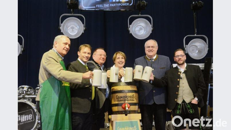 Ein Prosit &quot;auf ein schönes Volksfest in Fröhlichkeit und Frieden&quot; spricht OB Kurt Seggewiß (von links) und stößt mit Bürgermeister Jens Meyer, Festwirt Gerhard Böckl, Landtagsabgeordneter Annette Karl, Bürgermeister Lothar Höher und Gambrinus-Geschäftsführer Steffen Hartmann darauf an. Bild: Gabi Schönberger