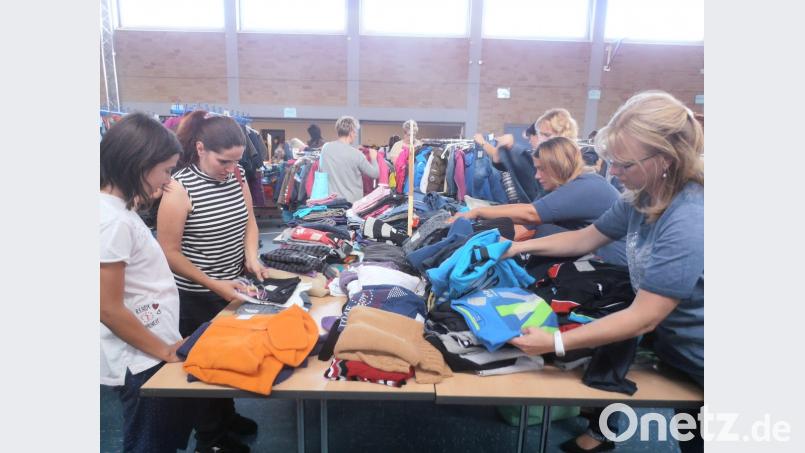 An den Tischen wühlen sich die Frauen durch das Angebot der Flohmarktverkäufer. Bild: hsr