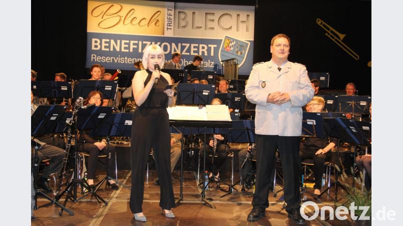 Durch das Programm führte Ottilie Niebauer gemeinsam mit Dirrigent Christian Ziegler Bild: ral