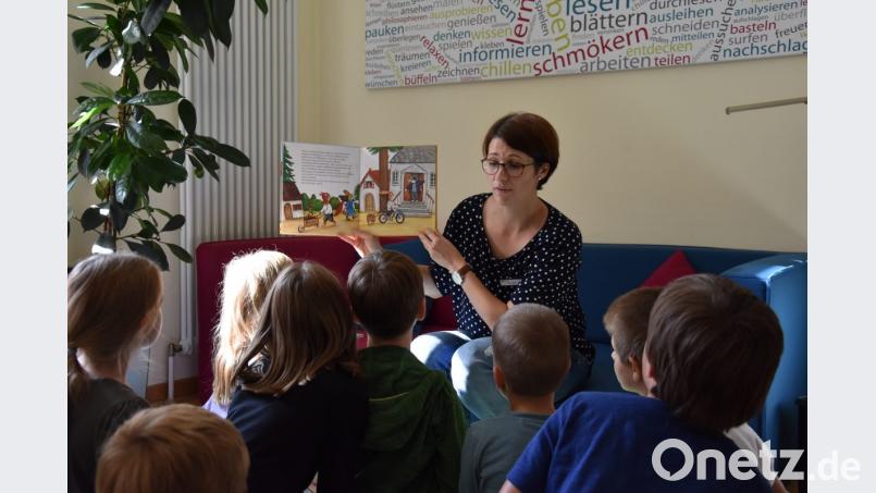 Gespannt hören die Kinder den Geschichten von Petra Lederer (mitte) zu. Bild: pjaf