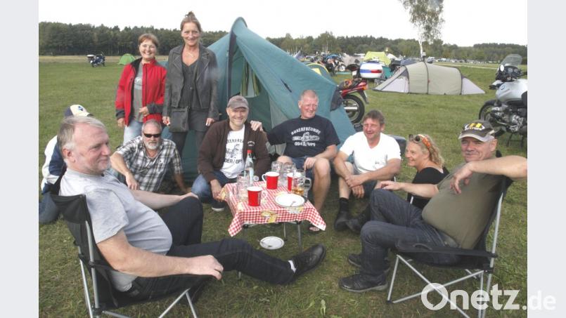 In gemütlicher Runde saßen die Biker beim Oder-Wirt zusammen und genossen die Geselligkeit. Bild: Hirsch