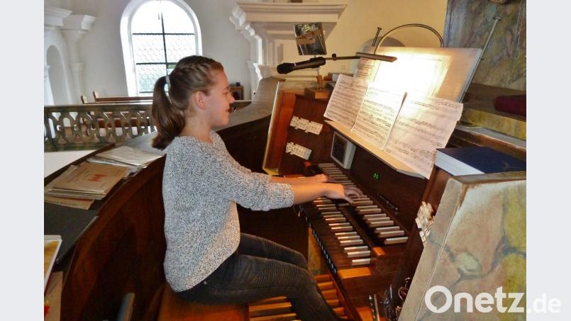 Die junge Vilseckerin Saskia Pröls spielt beim Konzert . Bild: rha