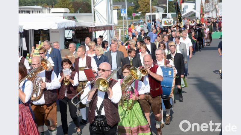 Marsch, marsch: Mit Pauken und Trompeten zieht der lange Festzug zum Festzelt. Bild: Gabi Schönberger
