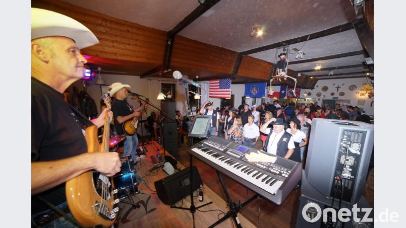 Die &quot;Outlaws&quot; sorgten mit ihrer flotten Musik für eine stets gut gefüllte Tanzfläche. Bild: nib