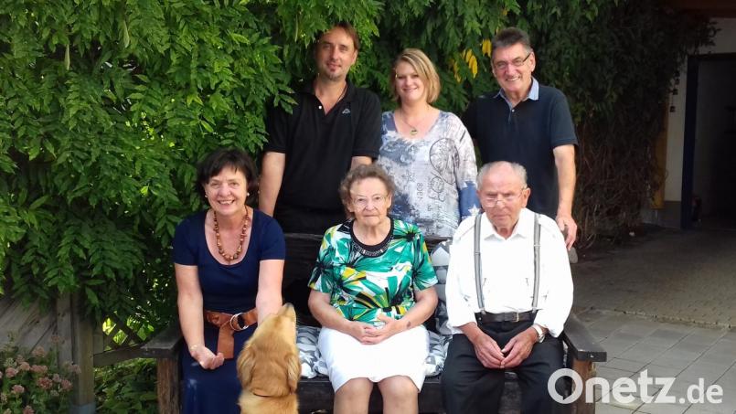 Marianne Merther (Mitte) feiert mit Ehemann Emmeram ihren Geburtstag. Bild: gra