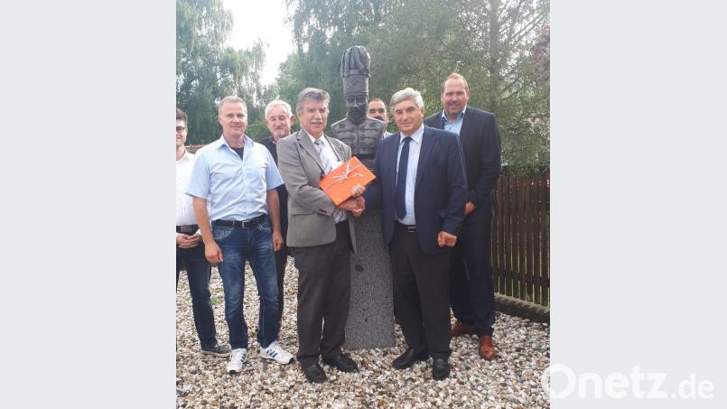 Mit einer Rarität bedankte sich HAK-Vorsitzender Jakob Scharf bei MdB Karl Holmeier und überreichte ihm eines der letzten Exemplare der „Geschichte der Wackersdorfer Braunkohle“ von Heinz Korn. Bild: sja