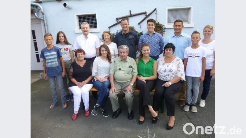 Der Jubilar Adolf Schmidt (vorne, Mitte) im Kreis seiner Familie. Bild: is