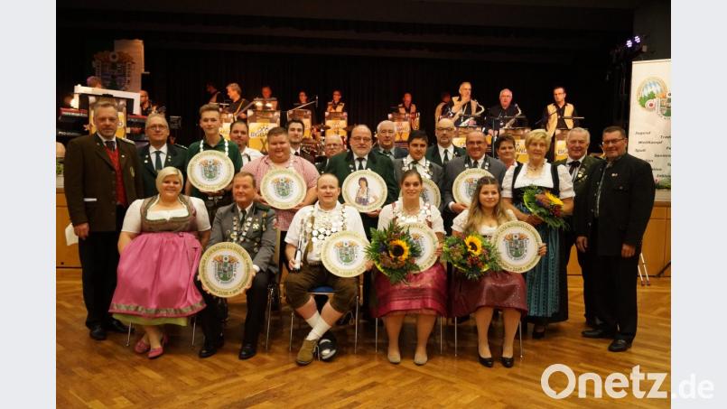Das sind die neuen Gaukönige und Gauköniginnen. Ihnen gratulieren erster Gauschützenmeister Manfred Weiß (stehend, Sechster von rechts) und erster Bezirksschützenmeister Harald Frischholz (links). Bild: arw