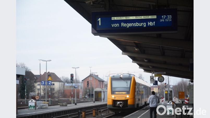 Ab sofort können Menschen mit Behinderung den Mobilitätsservice auch für Züge in Anspruch nehmen, die um 6 Uhr morgens am Weidener Bahnhof abfahren. Bild: Gabi Schönberger