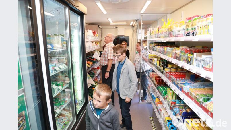 Viele Besucher sehen sich im Mobilen Dorfladen mit seinem Sortiment um. Bild: njn