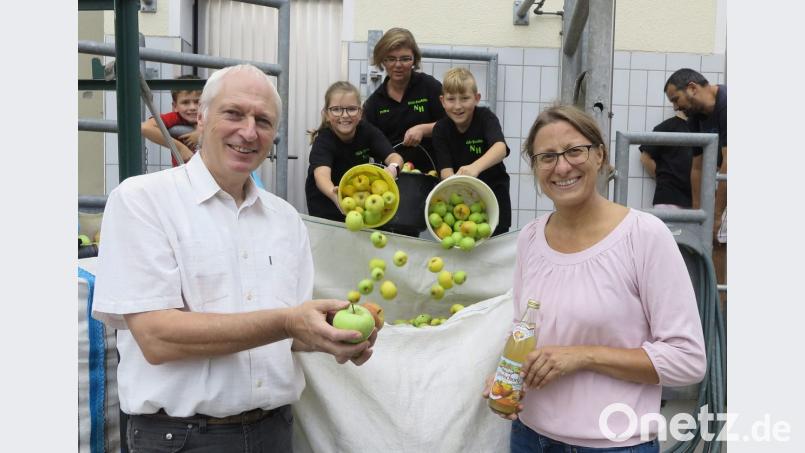 OGV-Jugendleiterin Petra Störtebecker lud zusammen mit den „Naturhelden“ Maria und Korbinian die angelieferten Äpfel ab. Silke Lohr (rechts) und Thomas Schwarz (links) unterstützen das Projekt Juradistl-Streuobst. Bild: Hirsch