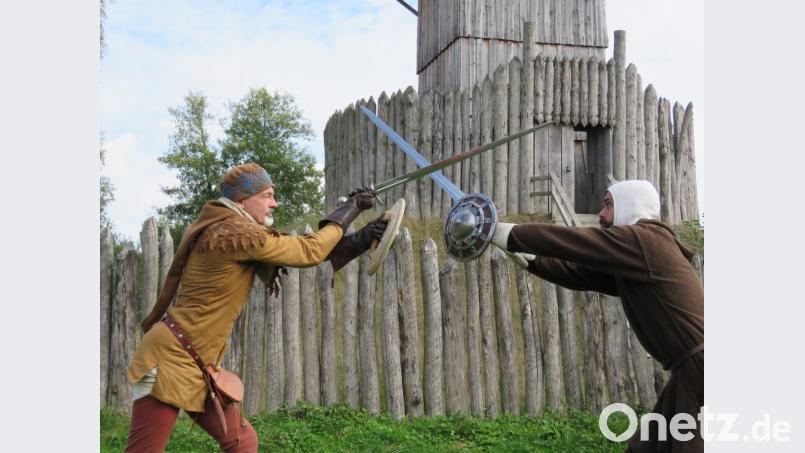 Kinge auf Klinge liefern sich Roland Warzecha (links) und Cornelius Berthold einen fairen Kampf. "Zwei gegen einen ist unfair. Das galt auch im Mittelalter bereits", betont dazu Warzecha. Bild: ubb